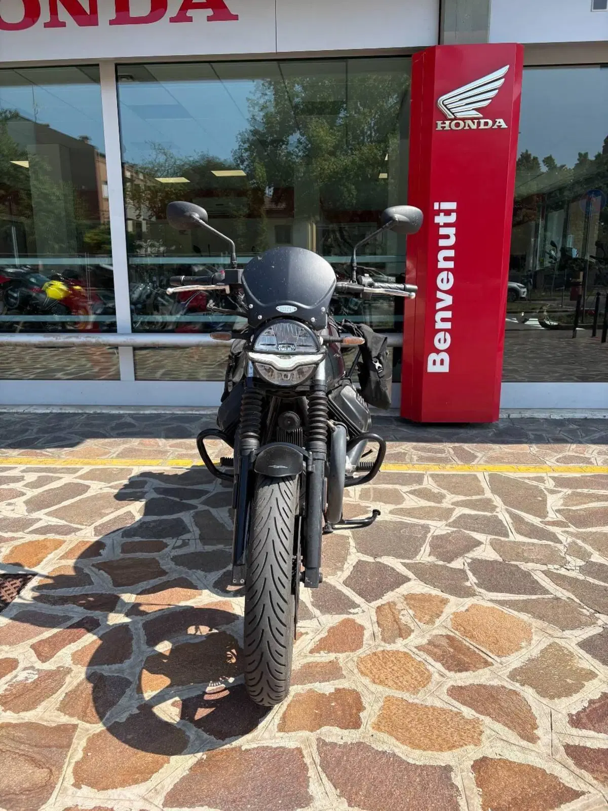 Moto Guzzi V7 Stone (2021 - 24) (3)