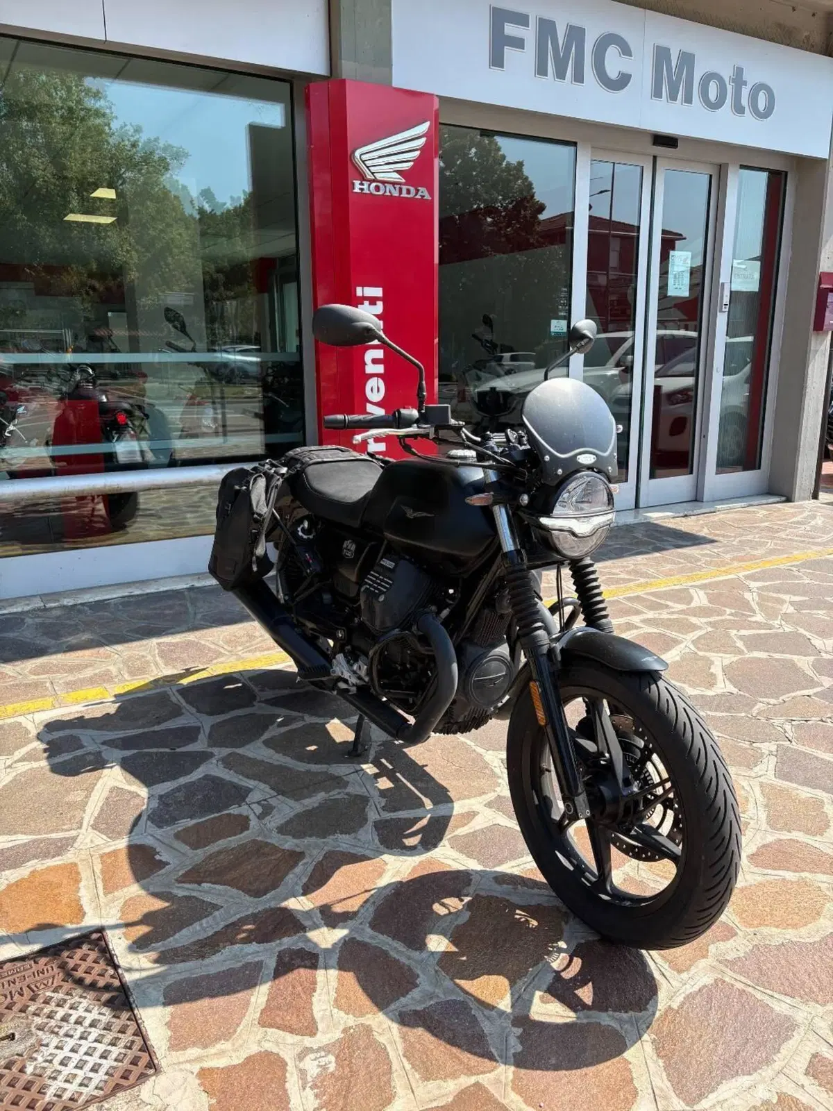 Moto Guzzi V7 Stone (2021 - 24) (4)