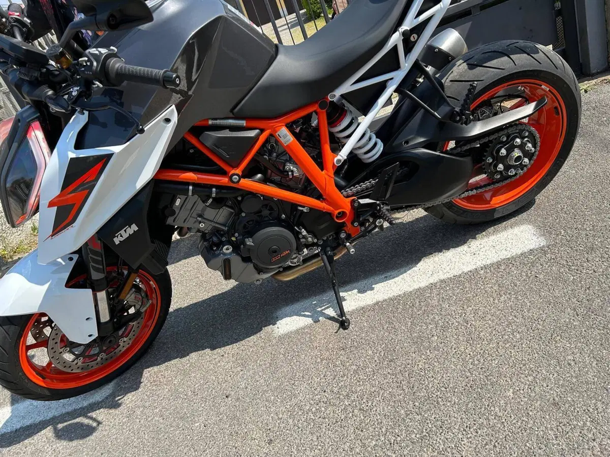 KTM 1290 Super Duke R (2019) (9)