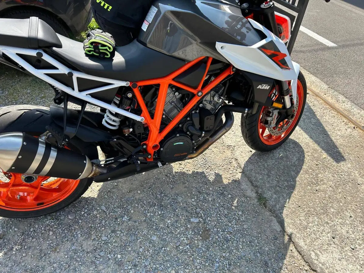 KTM 1290 Super Duke R (2019) (11)