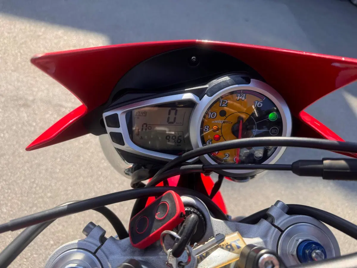 Triumph Street Triple (2007 - 12) (2)
