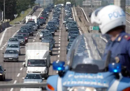 In motorino sulla A1, si giustifica dicendo Sto andando a Bari
