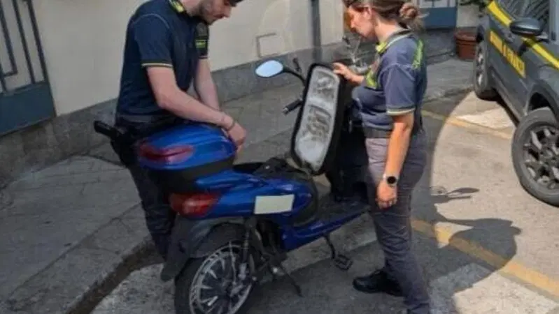 Maxi sequestro della GDF: oltre 6.000 motorini venduti come biciclette per eludere la targa