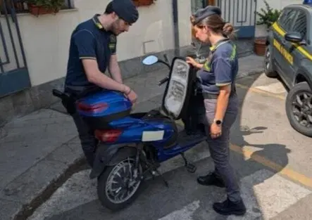 Maxi sequestro della GDF: oltre 6.000 motorini venduti come biciclette per eludere la targa