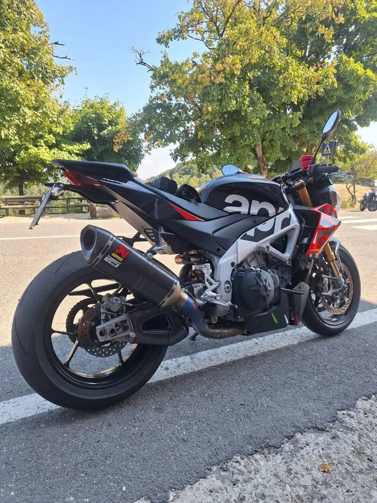 Aprilia Tuono V4 Factory (2021 - 24) (2)