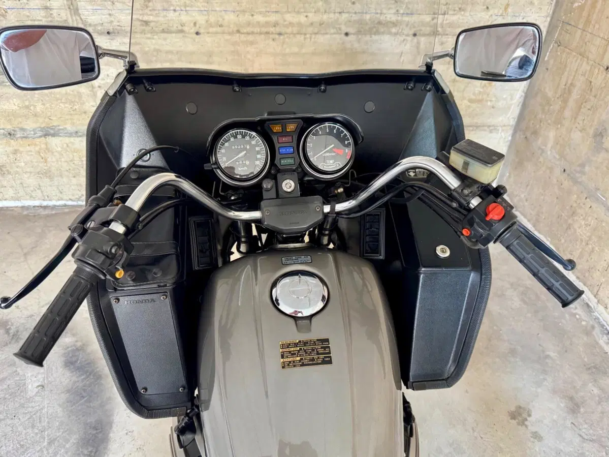 Honda GL 650 SilverWing (7)