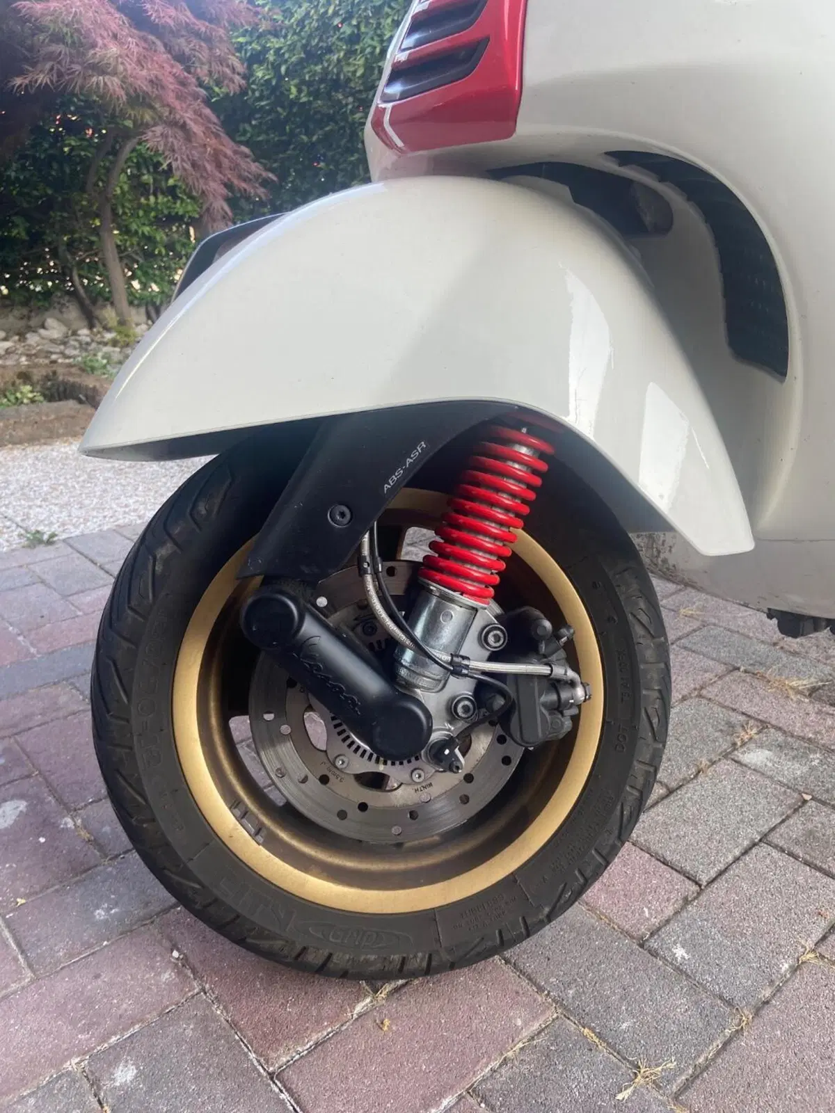 Vespa GTS 300 Super Racing Sixties Hpe (2021 - 22) (4)