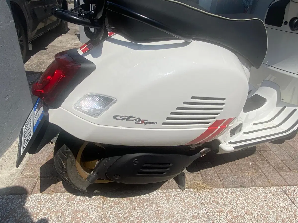 Vespa GTS 300 Super Racing Sixties Hpe (2021 - 22) (5)