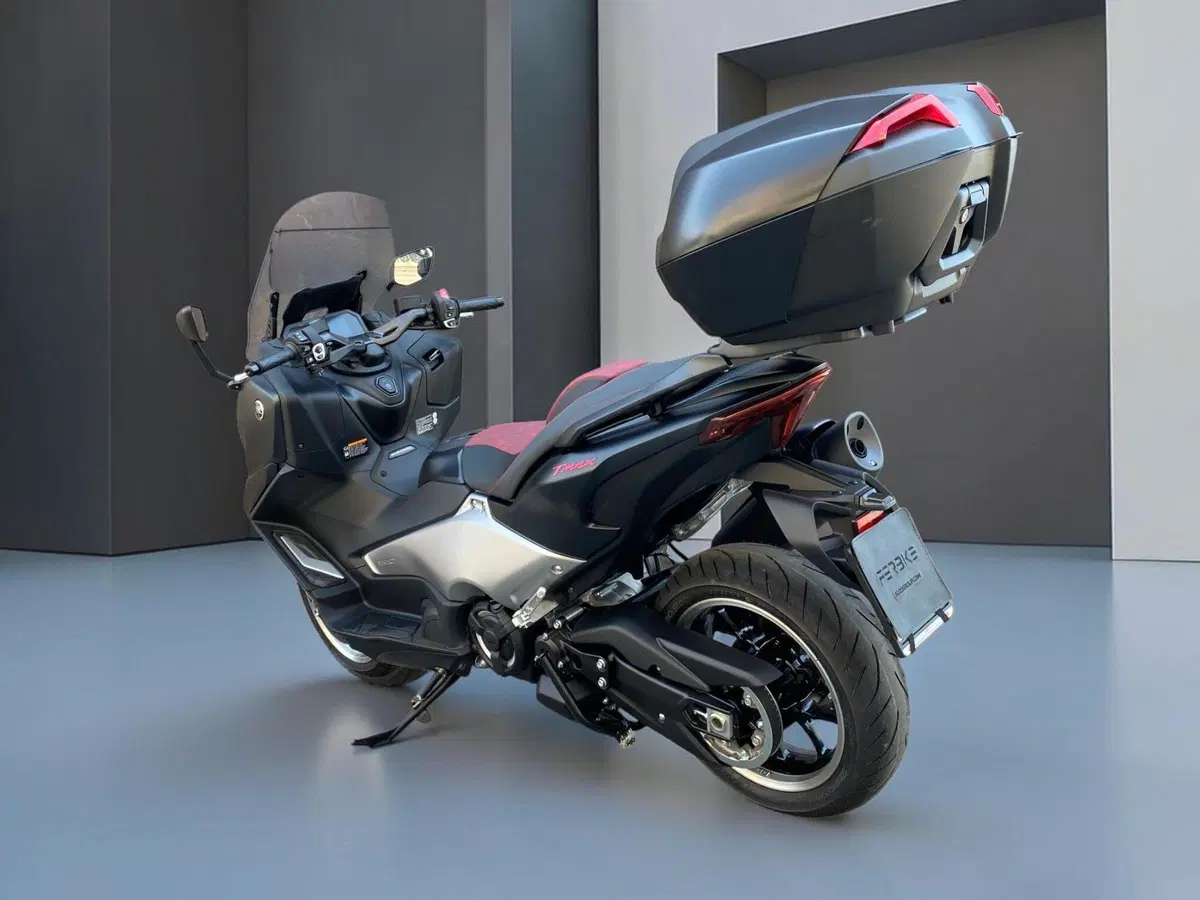 Yamaha T-Max 560 25th Anniversary (2026) (2)