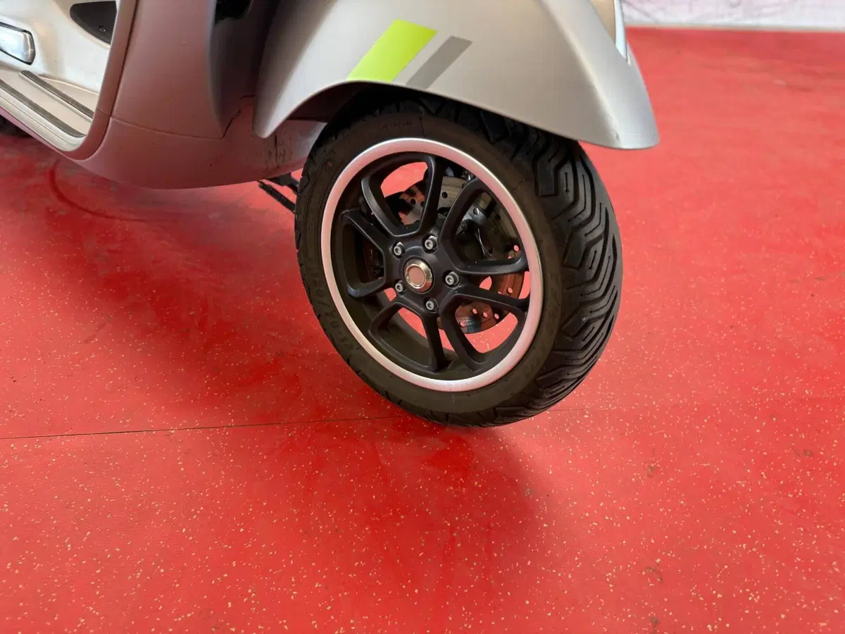 Vespa GTS 300 Super Tech (2023 - 24) (9)