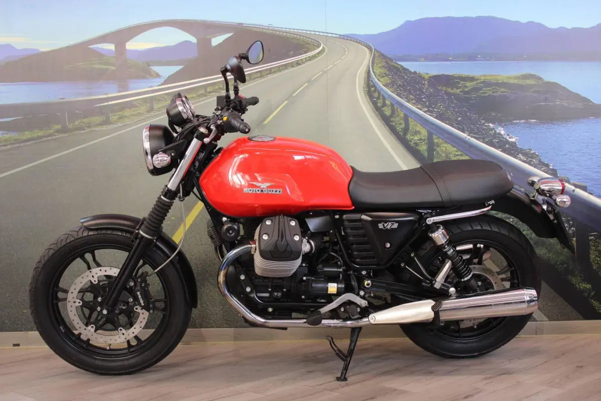 Moto Guzzi V7 II Stone (2015 - 17) (7)