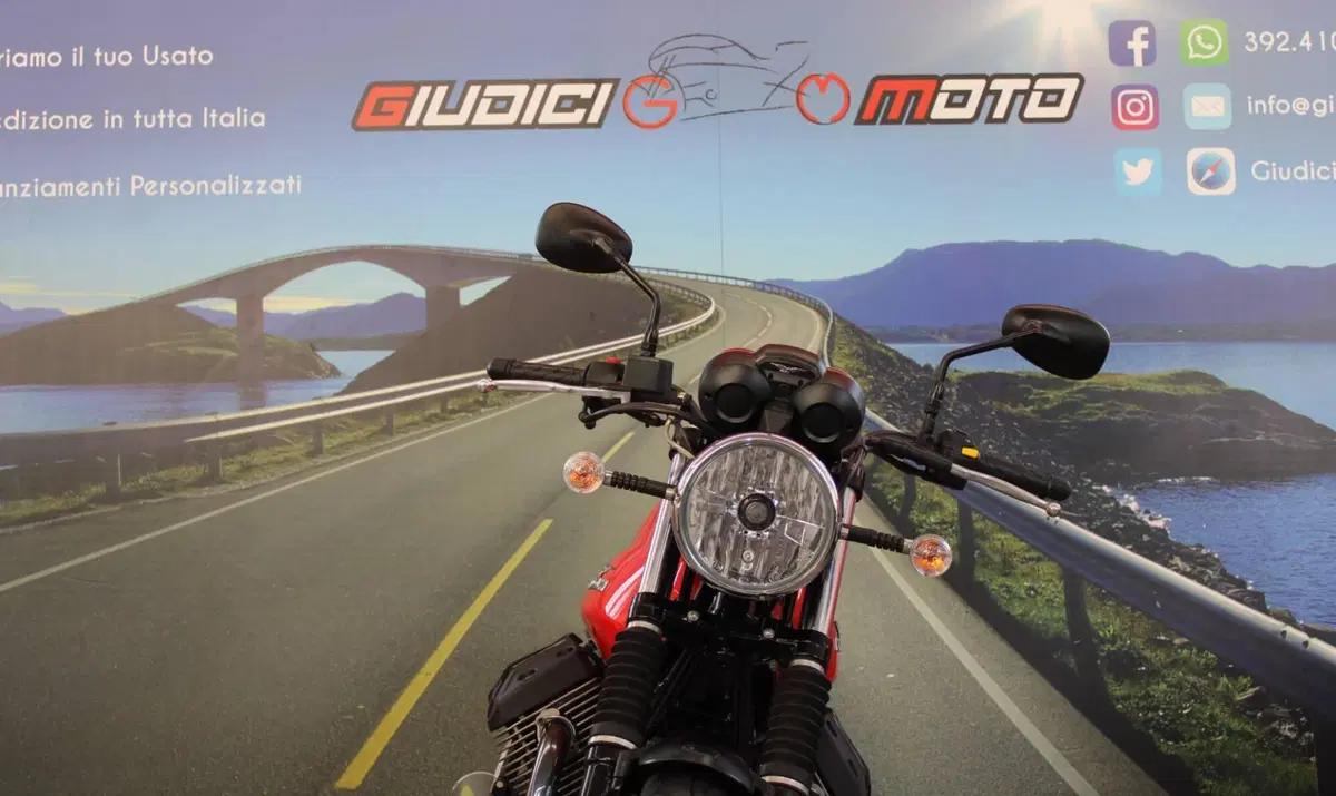 Moto Guzzi V7 II Stone (2015 - 17) (9)