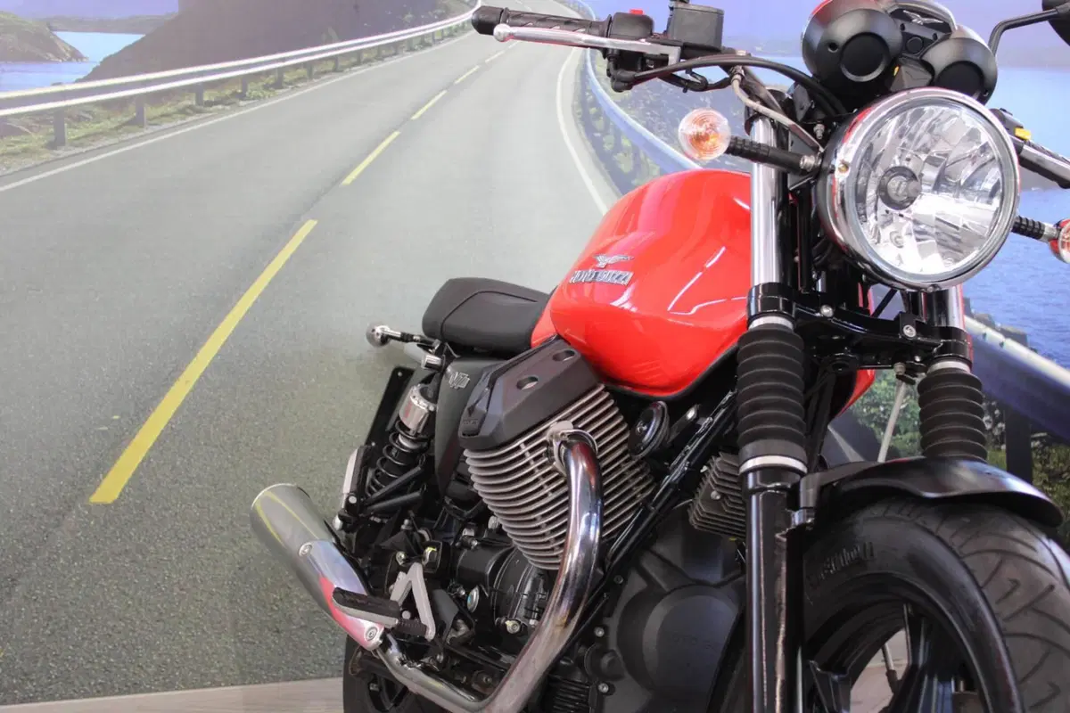 Moto Guzzi V7 II Stone (2015 - 17) (10)