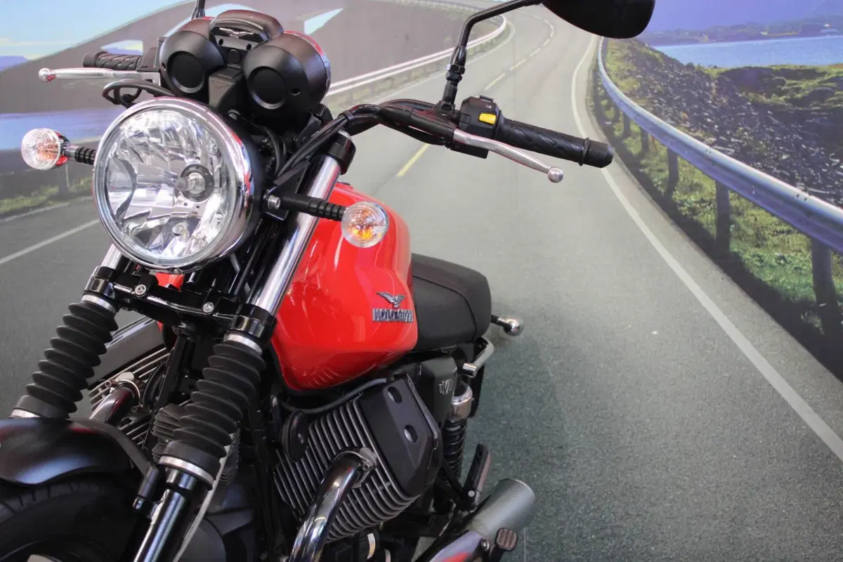 Moto Guzzi V7 II Stone (2015 - 17) (11)