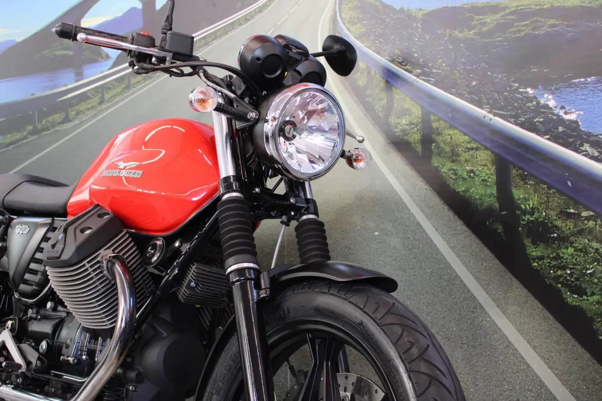 Moto Guzzi V7 II Stone (2015 - 17) (12)