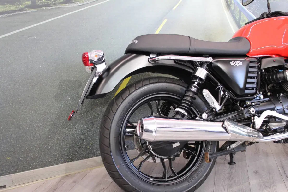 Moto Guzzi V7 II Stone (2015 - 17) (15)
