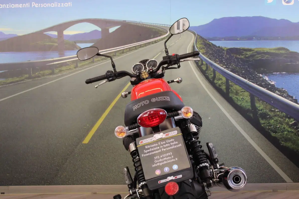 Moto Guzzi V7 II Stone (2015 - 17) (16)