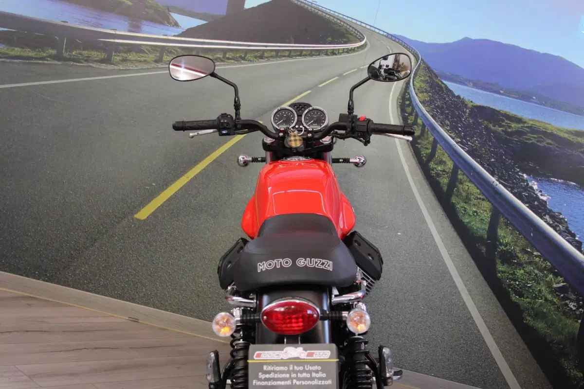 Moto Guzzi V7 II Stone (2015 - 17) (19)