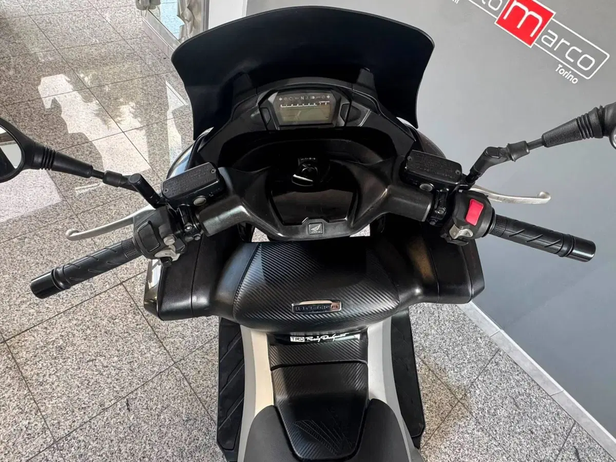 Kymco Downtown 300i (2009 - 17) (8)