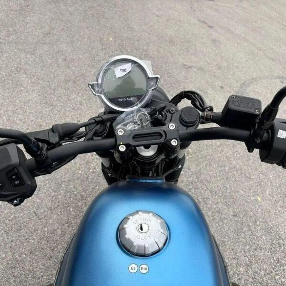Moto Guzzi V7 Stone (2025 - 26) (15)