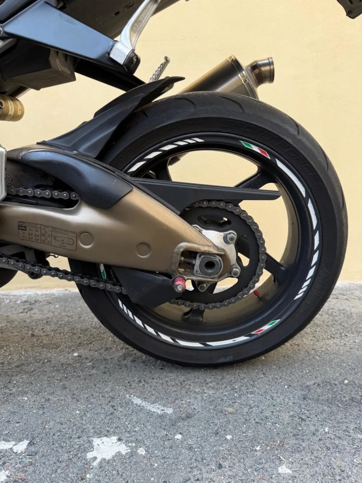 Aprilia Tuono 1000 R (2004 - 05) (2)