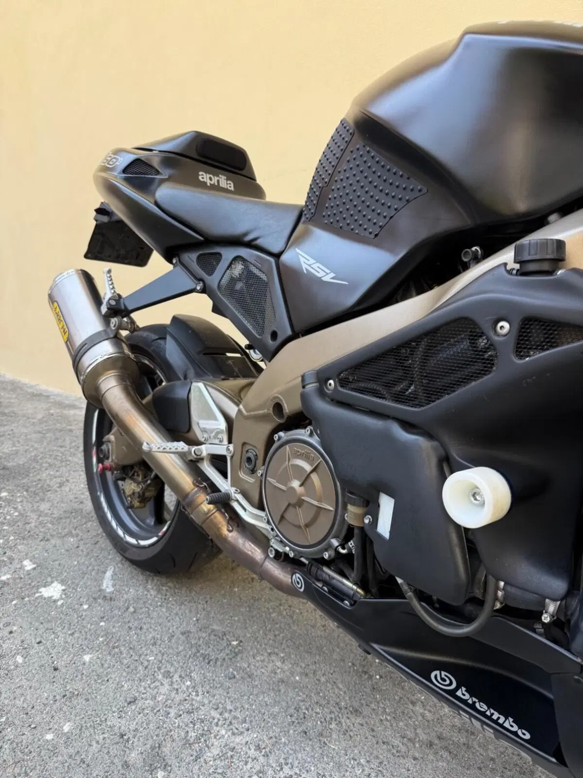 Aprilia Tuono 1000 R (2004 - 05) (13)