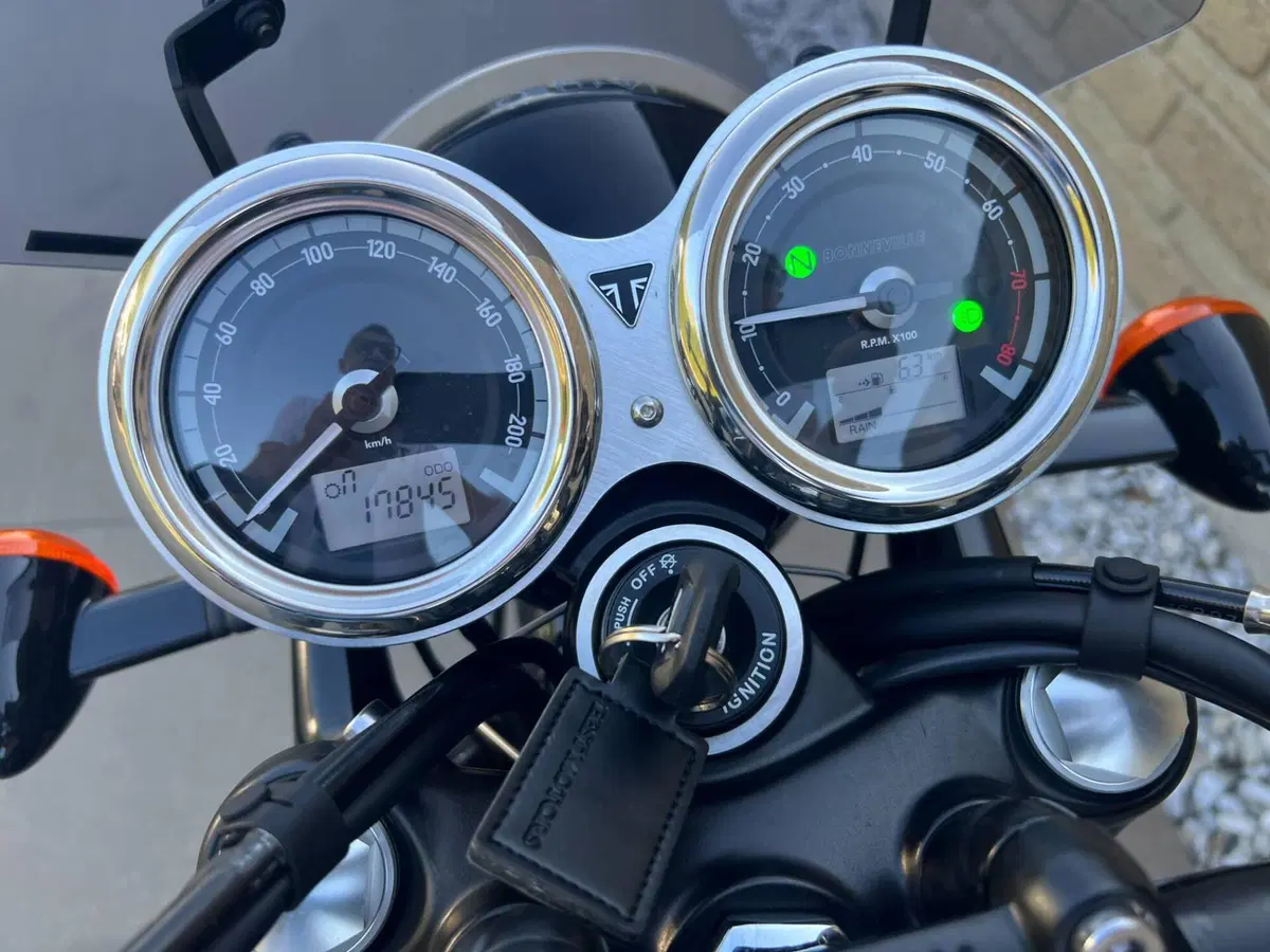 Triumph Bonneville T120 Black (2021 - 25) (6)