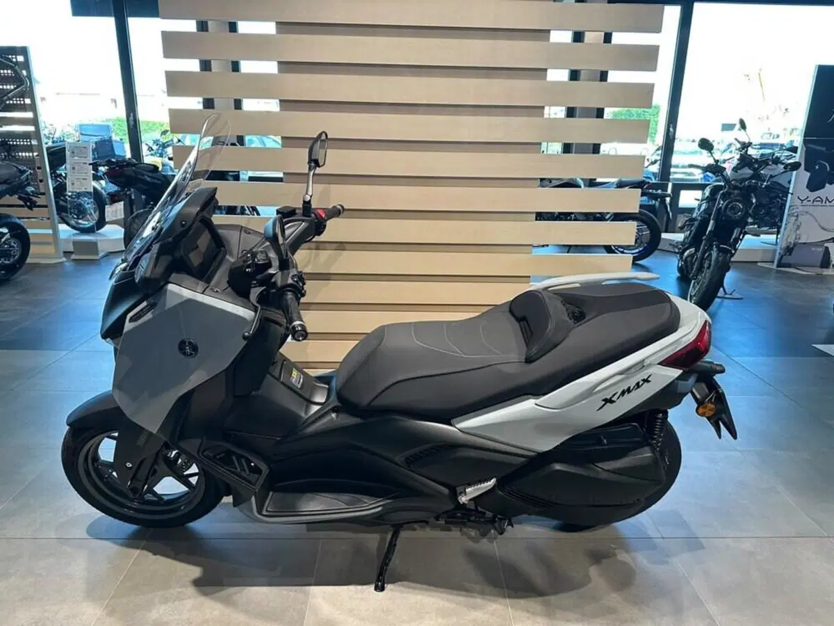 Yamaha X-Max 300 Tech Max (2025 - 26) (2)