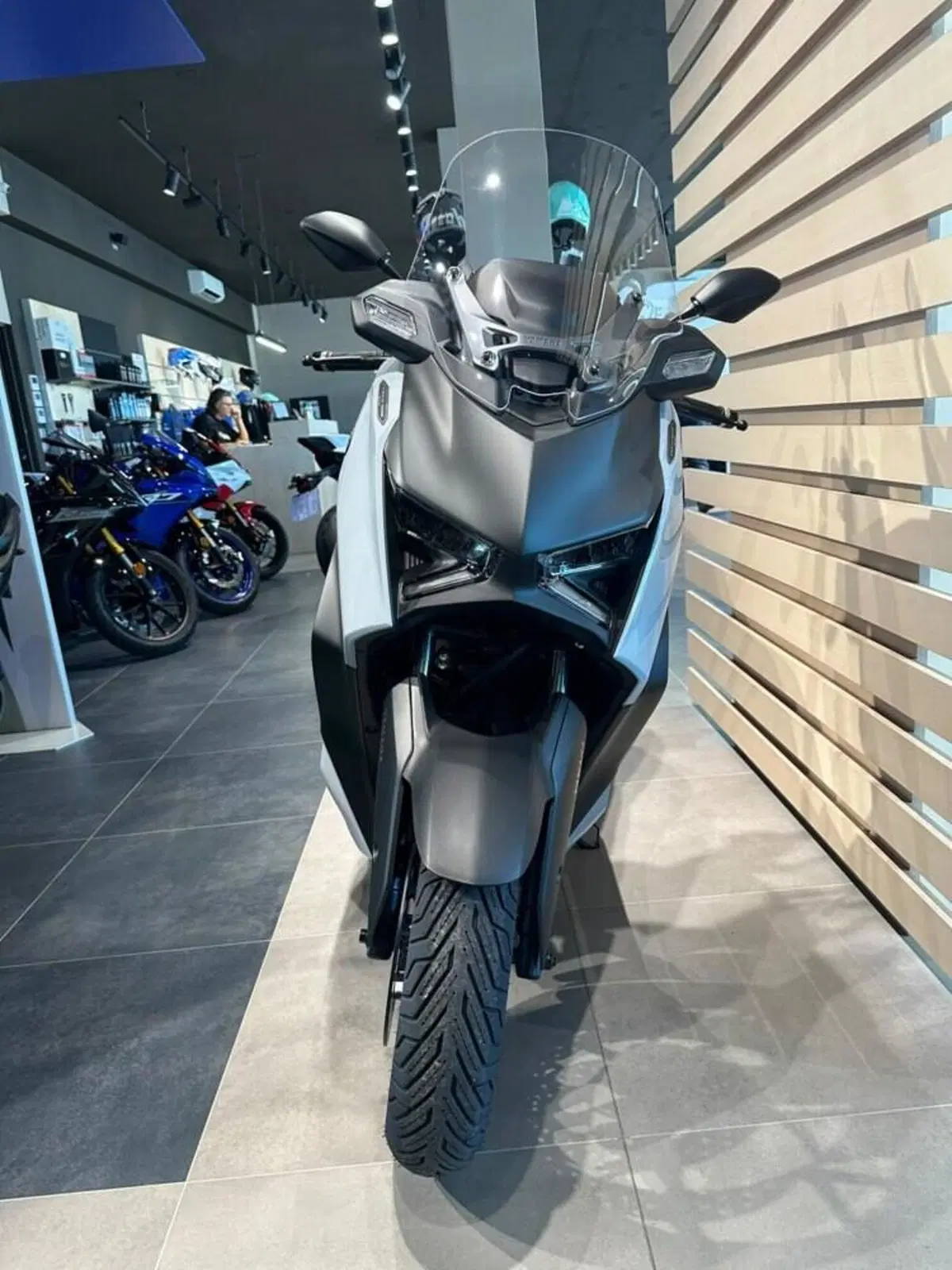 Yamaha X-Max 300 Tech Max (2025 - 26) (4)