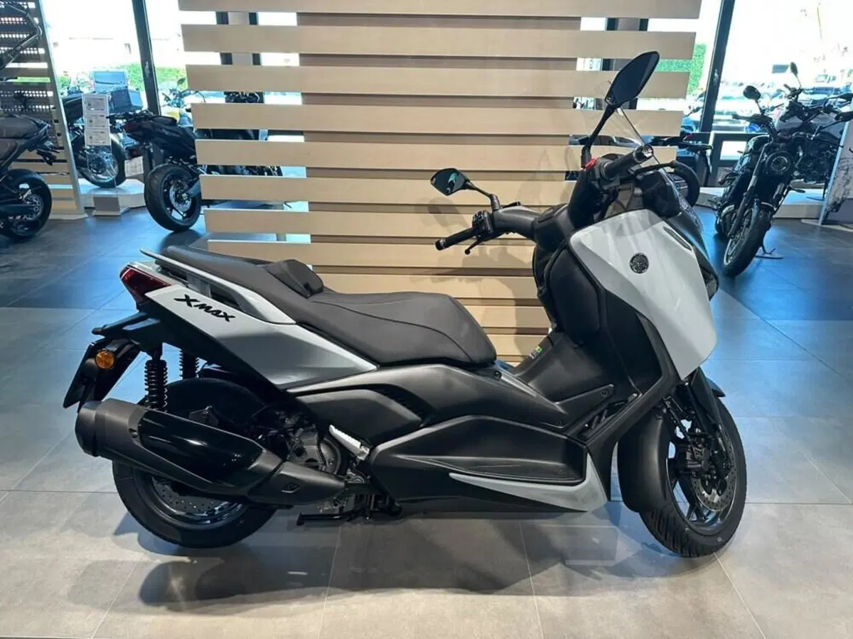 Yamaha X-Max 300 Tech Max (2025 - 26) (3)
