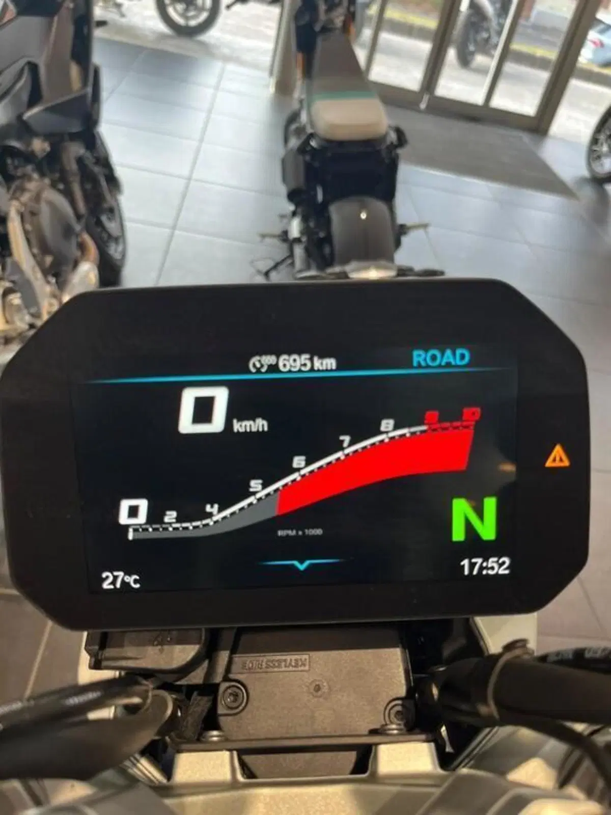 Bmw R 1300 R (2026 - 27) (10)