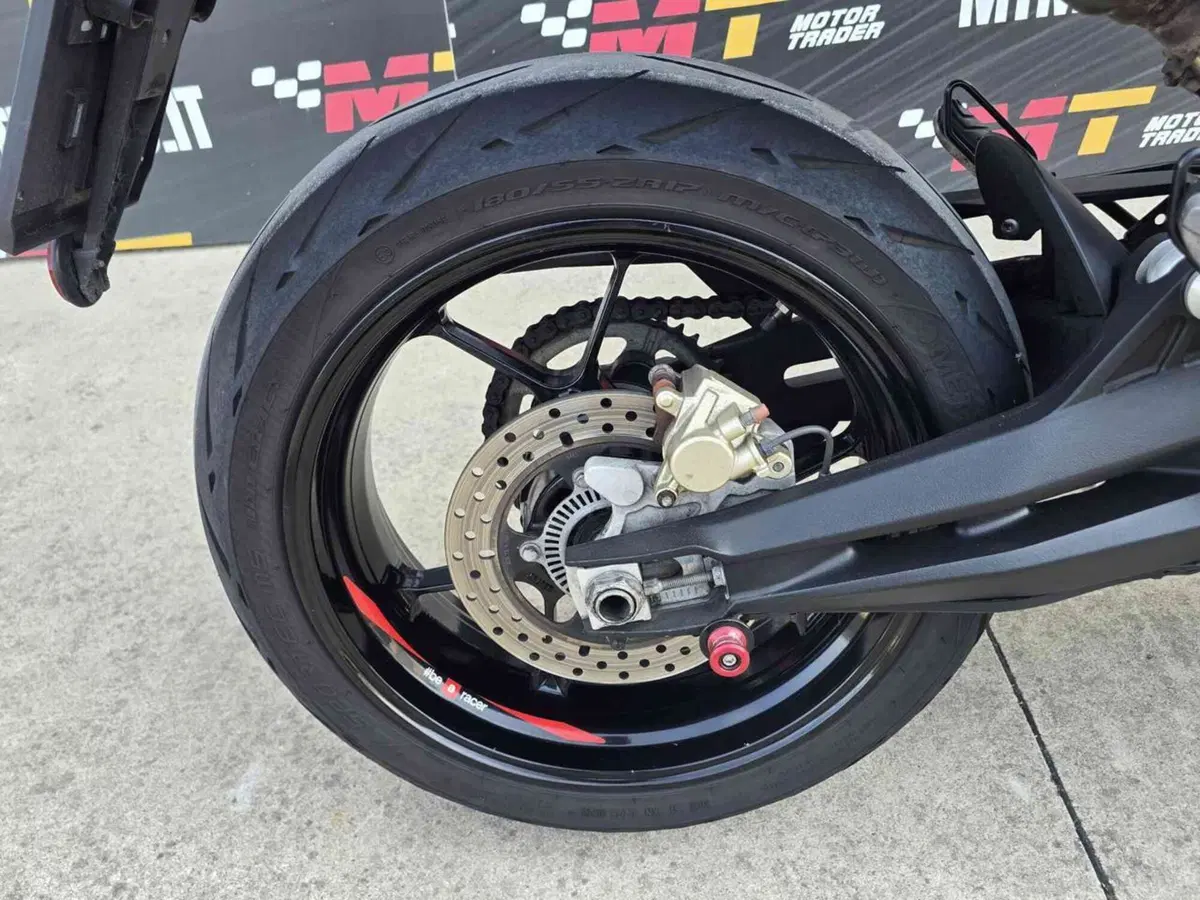 Aprilia Dorsoduro 900 (2017 - 20) (7)
