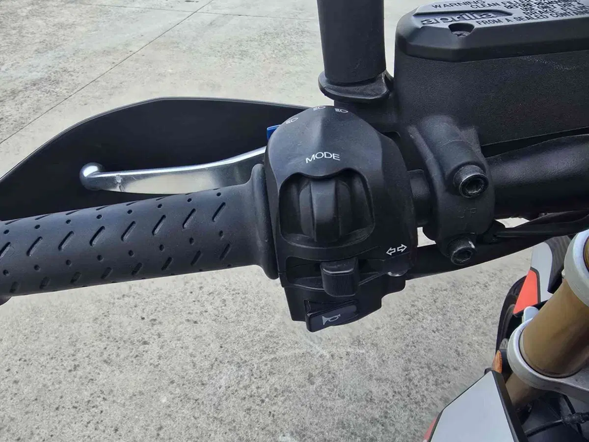 Aprilia Dorsoduro 900 (2017 - 20) (14)