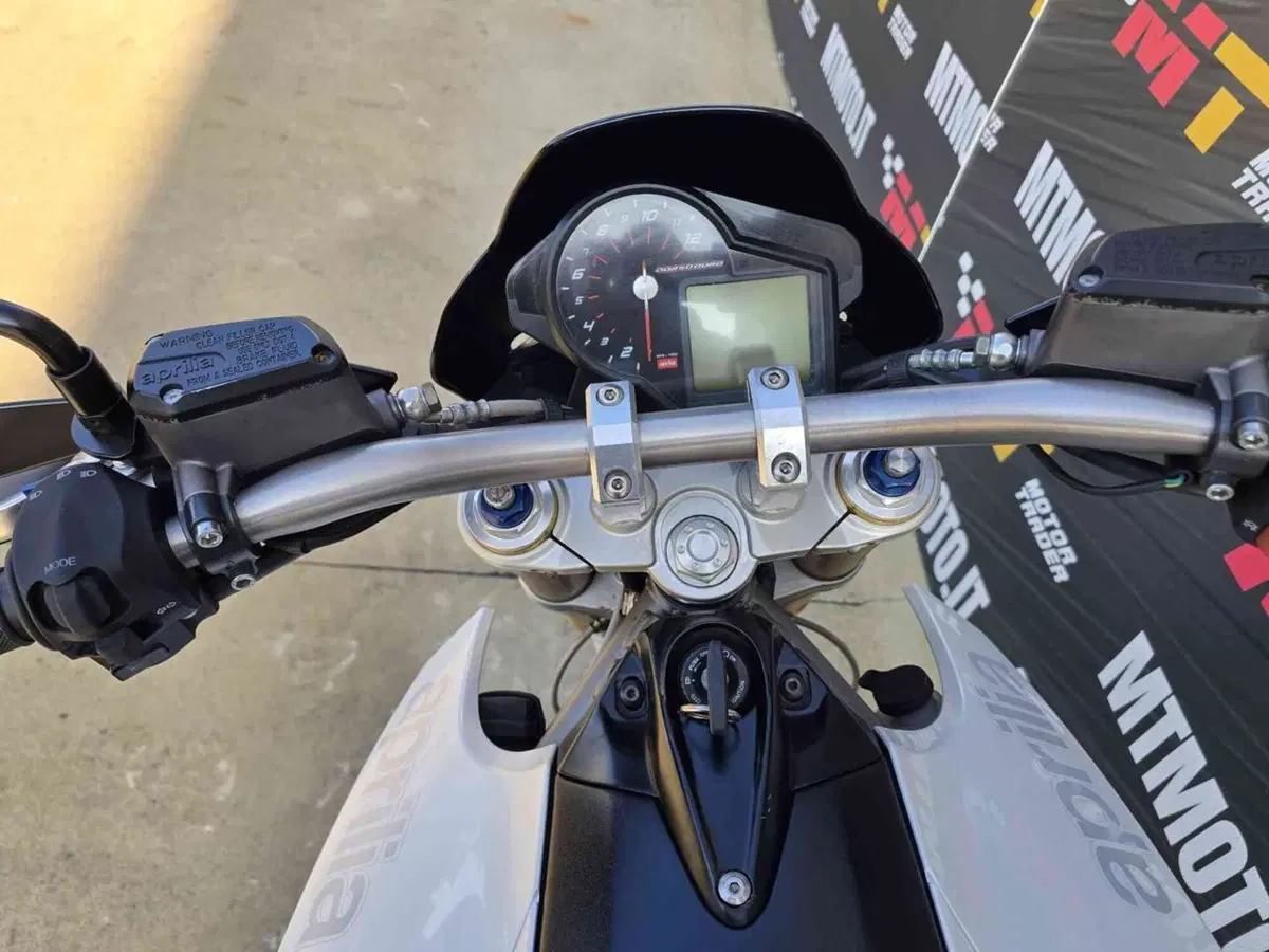 Aprilia Dorsoduro 750 (2009 - 14) (7)
