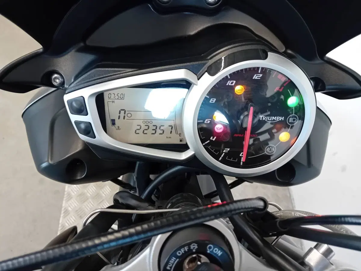Triumph Street Triple R (2017 - 20) (3)
