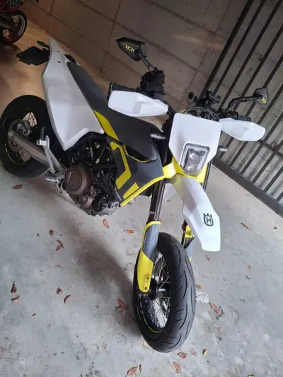 Husqvarna 701 Supermoto (2021) usata