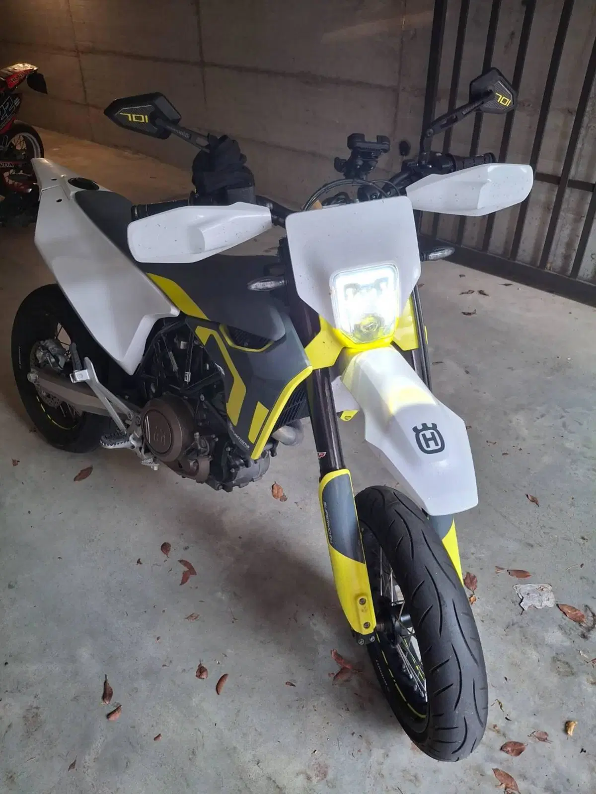 Husqvarna 701 Supermoto (2021) (2)