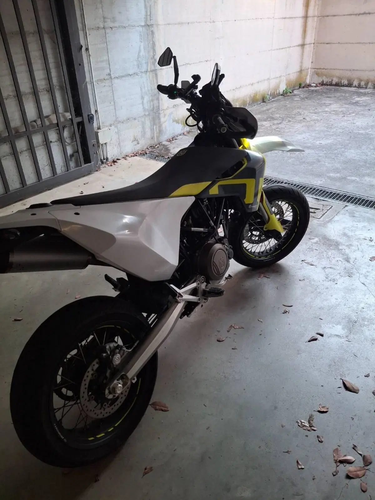 Husqvarna 701 Supermoto (2021) (3)