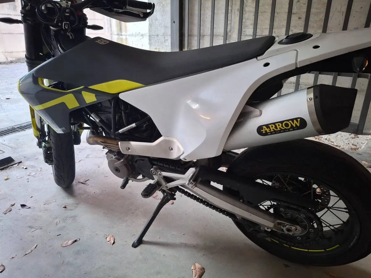 Husqvarna 701 Supermoto (2021) (4)