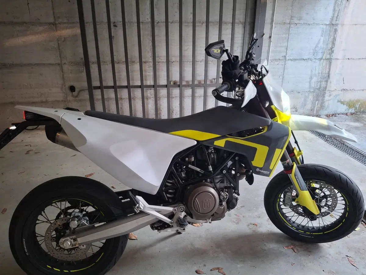 Husqvarna 701 Supermoto (2021) (5)
