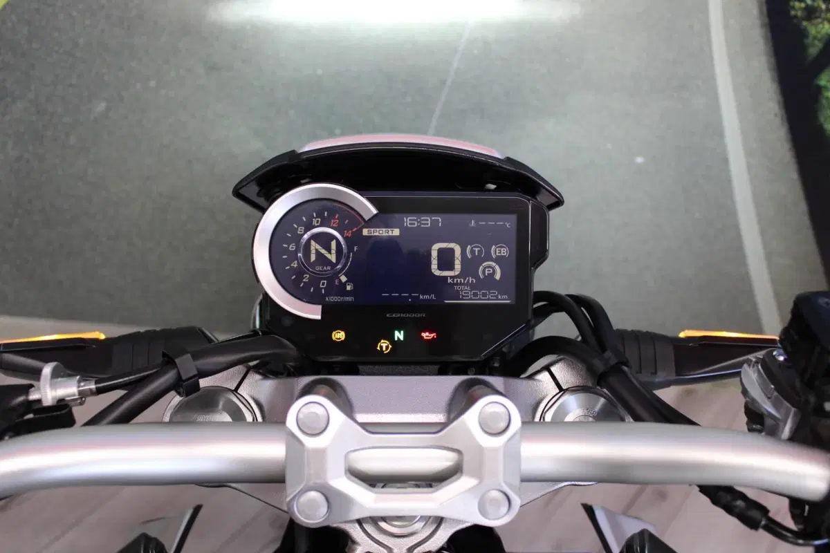 Honda CB 1000 R + Limited Edition (2019) (6)