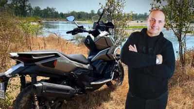 Prova Zontes 368G MY26: lo scooter Adventure che non si tira indietro nemmeno in fuoristrada [VIDEO]