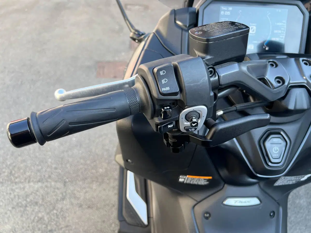 Yamaha T-Max 560 (2022 - 24) (11)