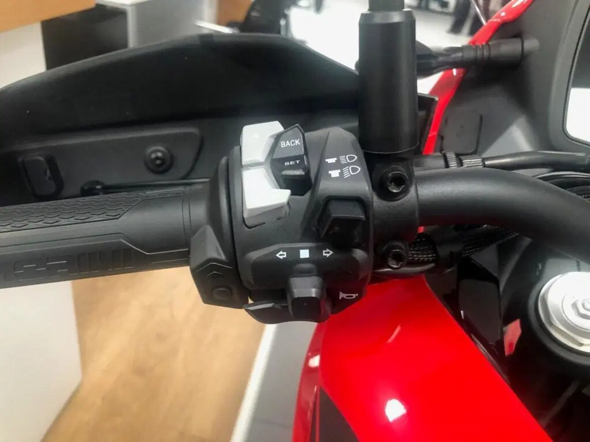 Moto Morini X-Cape 700 Gold Edition (2025 - 26) (2)