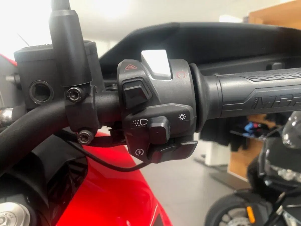 Moto Morini X-Cape 700 Gold Edition (2025 - 26) (4)