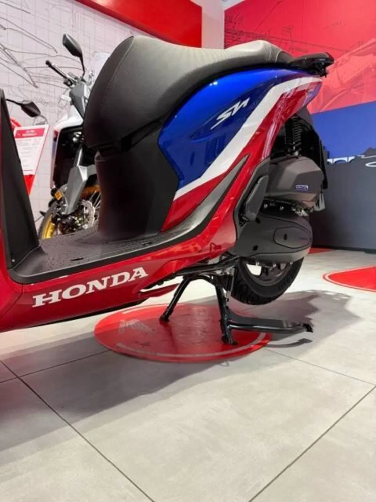 Honda SH 125 HRC Limited Edition (2026) (10)