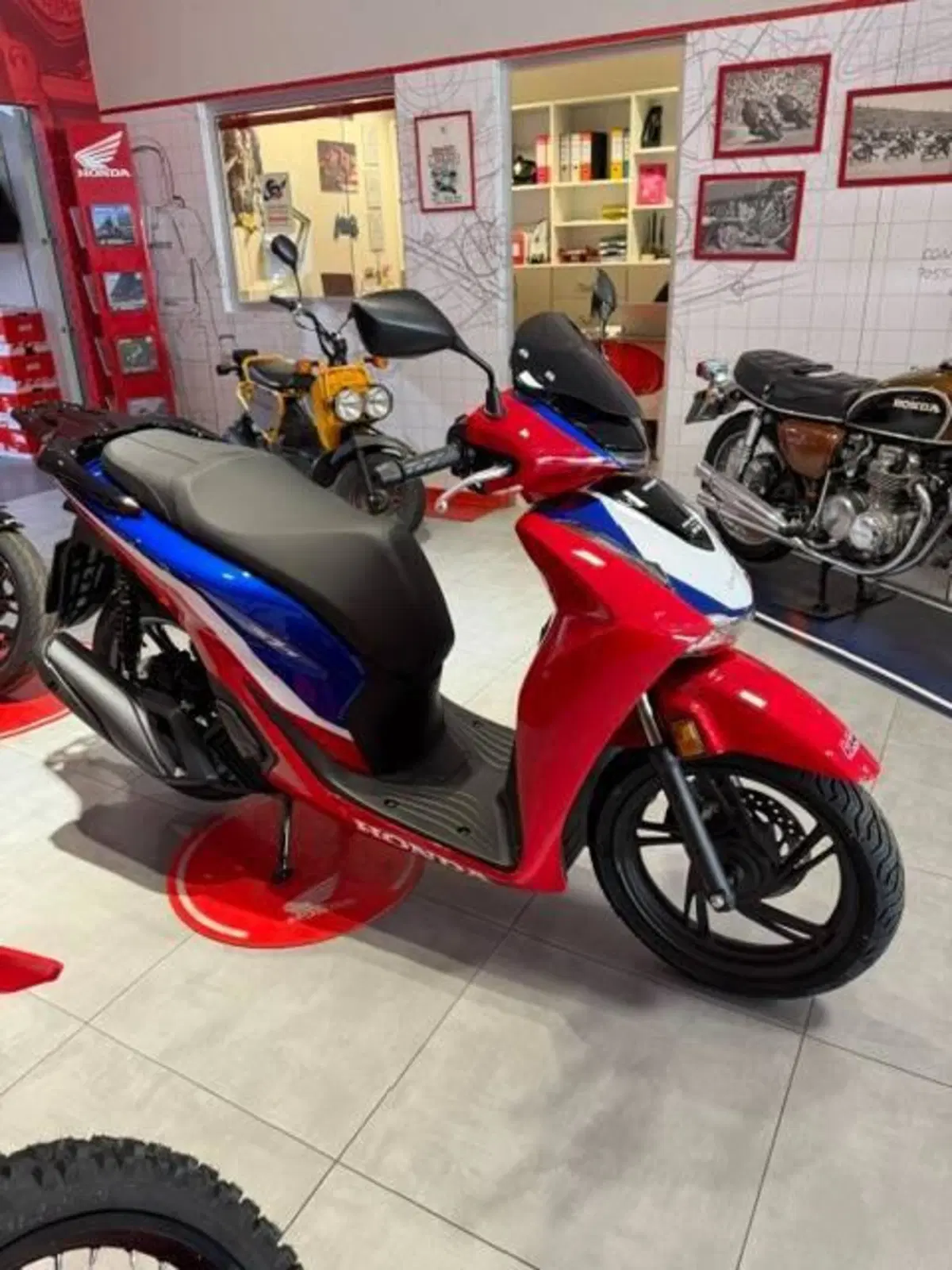 Honda SH 125 HRC Limited Edition (2026) (11)