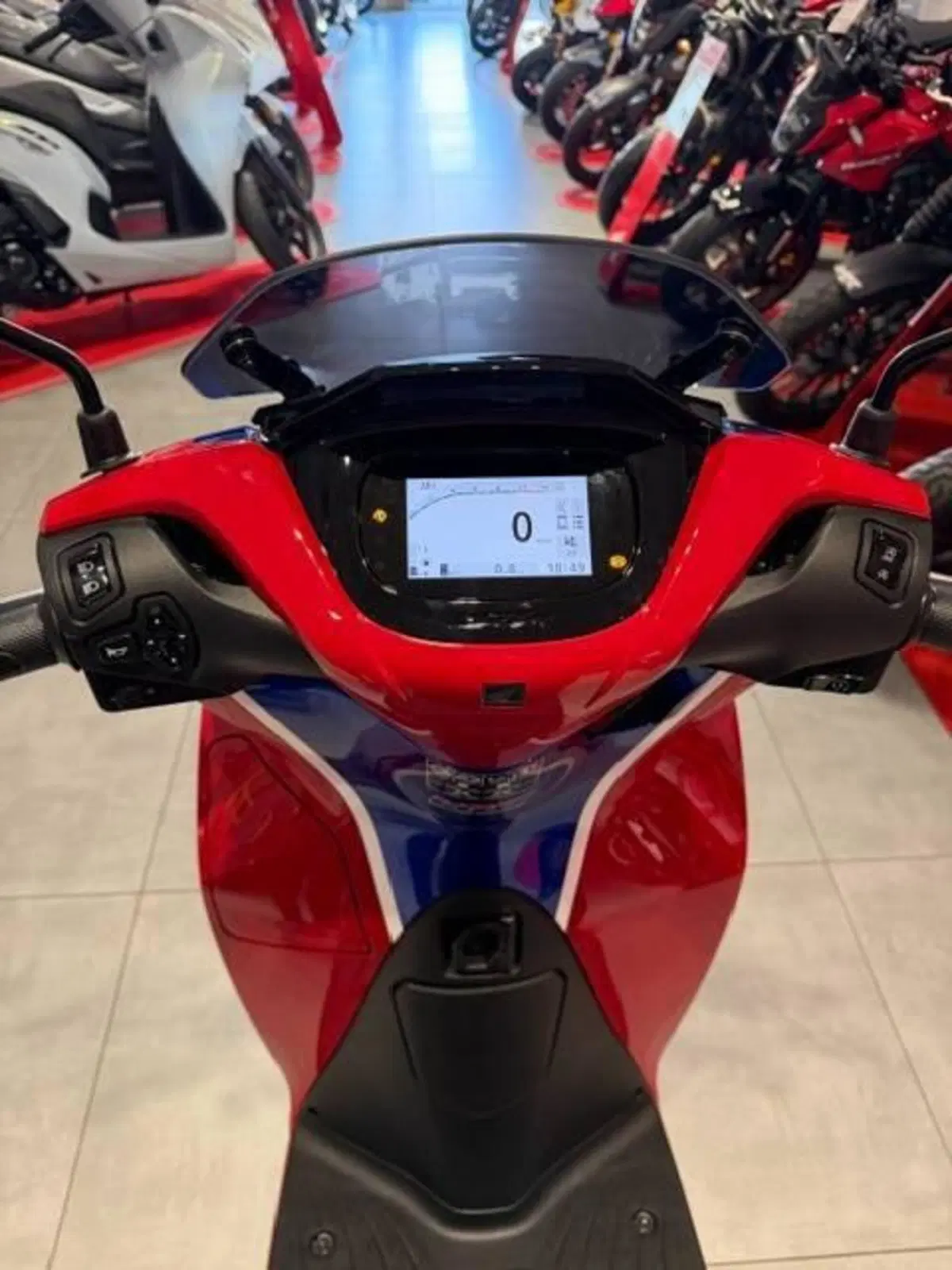Honda SH 125 HRC Limited Edition (2026) (12)