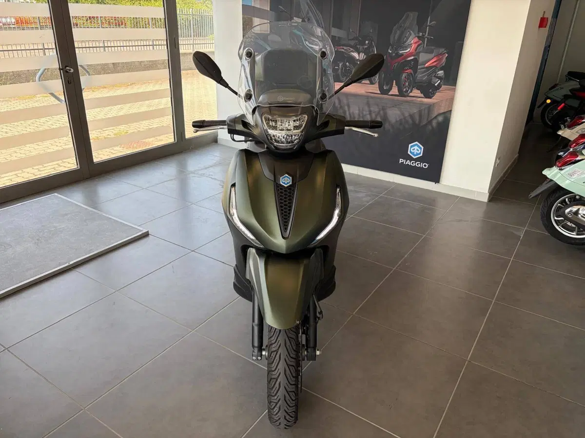 Piaggio Beverly 300 ABS-ASR (2021 - 25) (2)