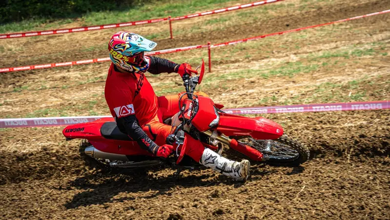 Desmo450 EDS, l'abbiamo provata in fettucciato e in linea, ecco come va la moto da enduro di Ducati! [VIDEO e GALLERY]